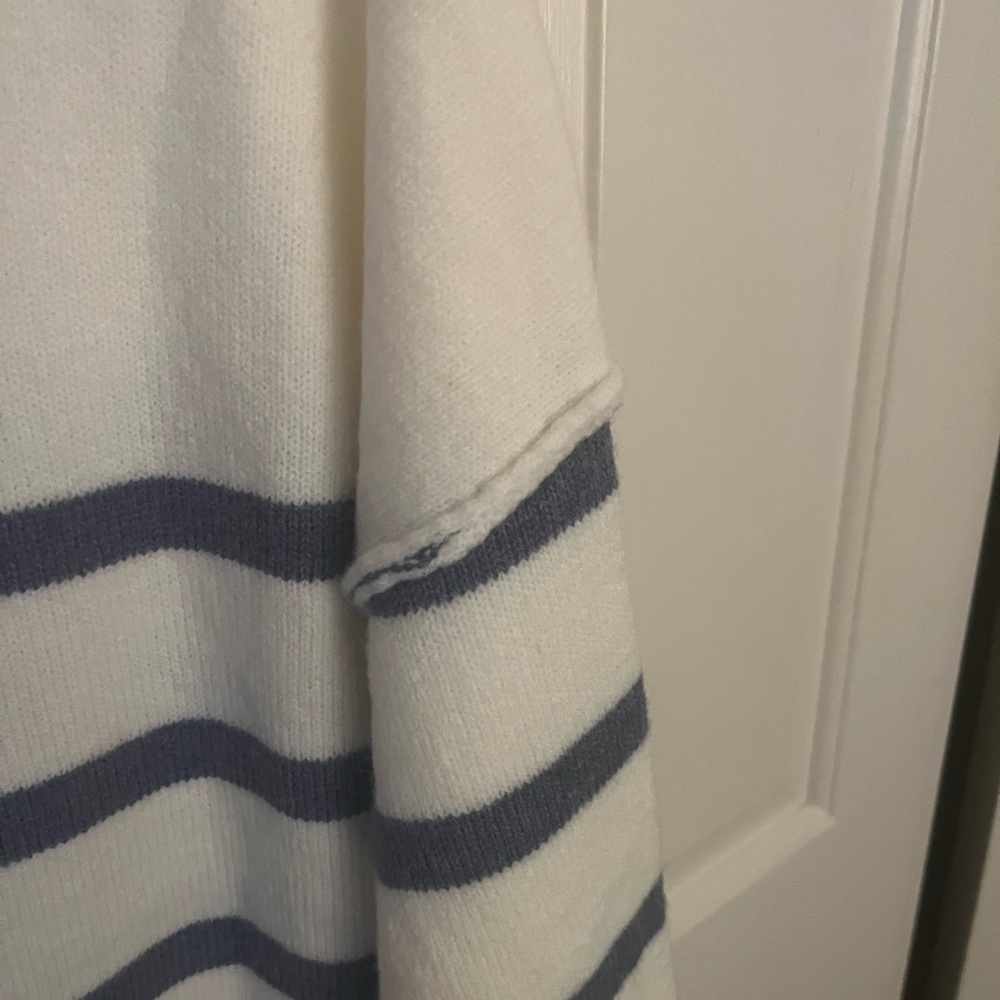 Striped White and Blue Sweater Size Large (low/high) hem NWOT Made by Maurice’s - Picture 5 of 6